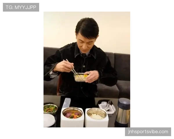 孙兴慜训练完自己拎着便利店饭团就走了,这自律程度真没谁了 孙兴慜训练完自己拎着便利店饭团就走了,这自律程度真没谁了