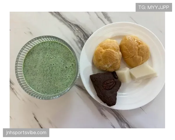 库里家冰箱里塞满有机羽衣甘蓝，训练完喝的奶昔比我的房租还贵