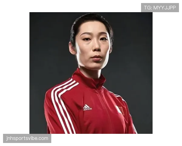 看到朱婷排队买咖啡，手腕上的表比我三年存款还显眼