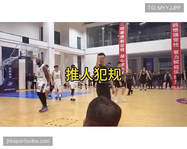 篮球规则科普：什么是推人犯规，裁判如何判罚？